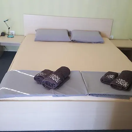 The Yellow House 招待所 阿赫托波尔